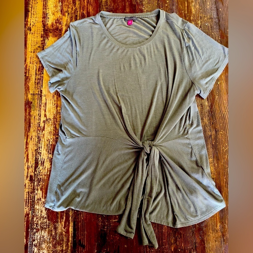 Vince Camuto short sleeve top with flattering tie at waist, size XL.